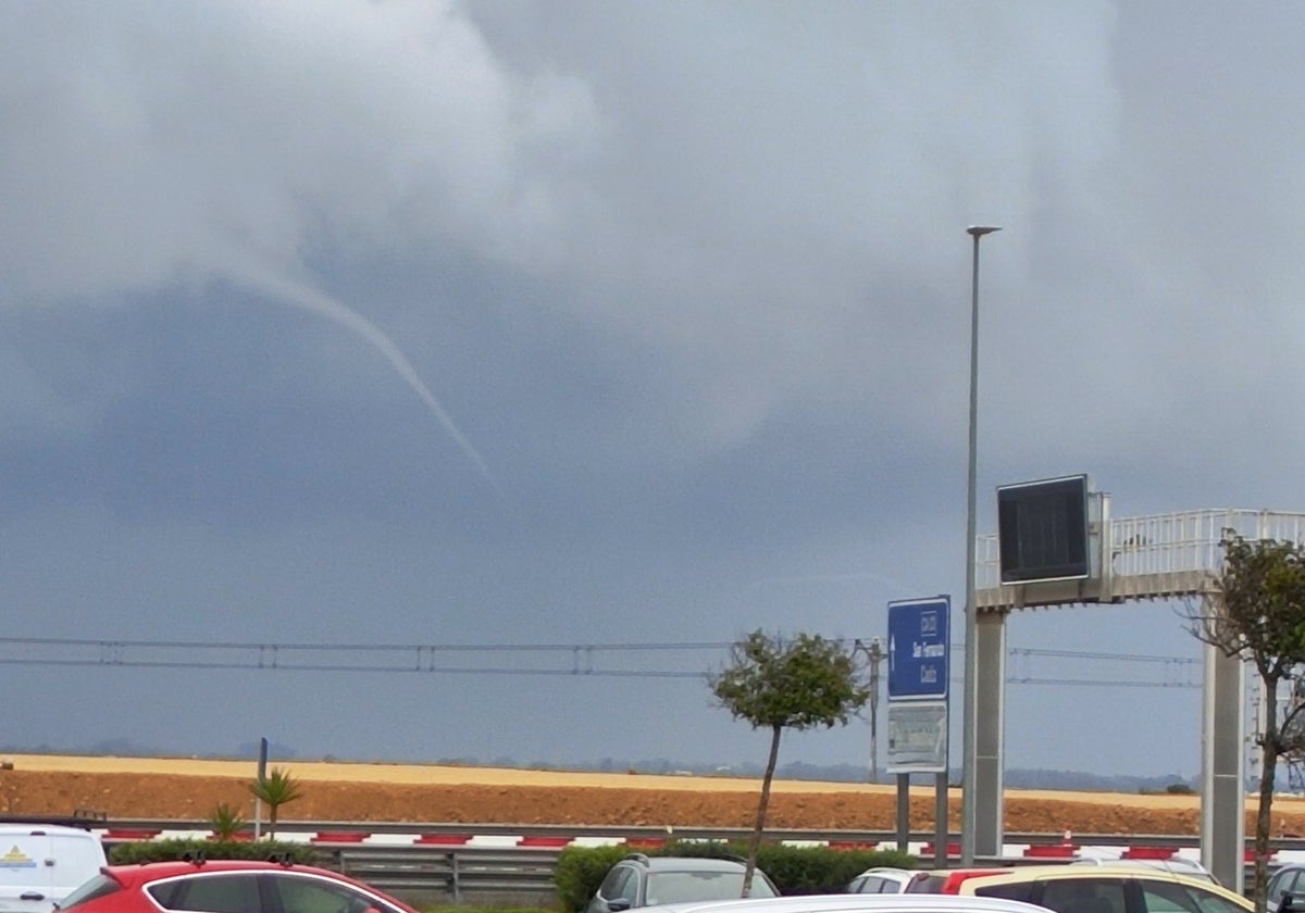 Imagen de la cola blanca avistada en el cielo de Cádiz