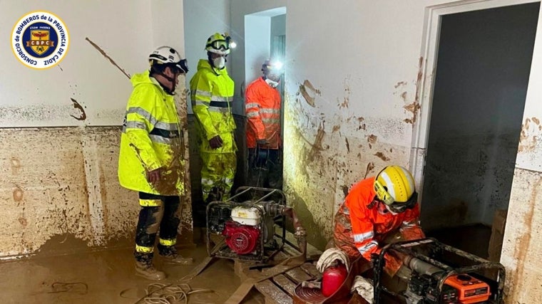 Las imágenes del infatigable trabajo de los bomberos de Cádiz en Valencia tras el paso de la DANA: «Esto supera lo que se ve en la tele»