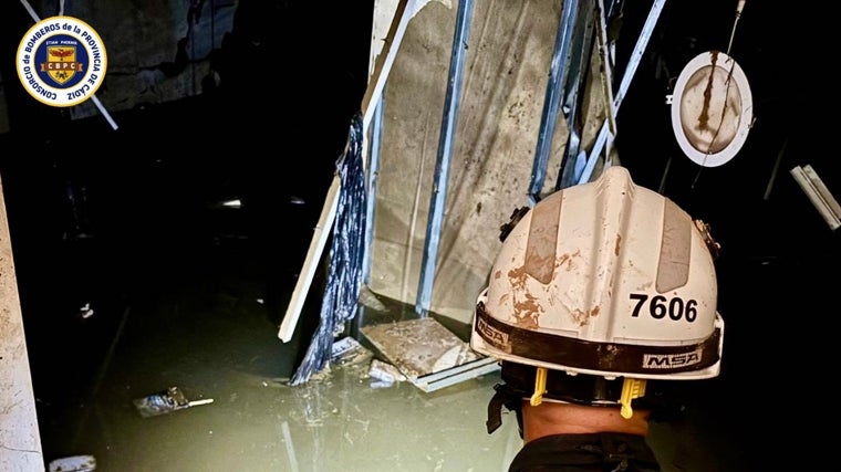 Las imágenes del infatigable trabajo de los bomberos de Cádiz en Valencia tras el paso de la DANA: «Esto supera lo que se ve en la tele»