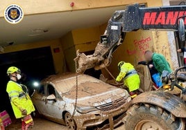 Las imágenes del infatigable trabajo de los bomberos de Cádiz en Valencia tras el paso de la DANA: «Esto supera lo que se ve en la tele»