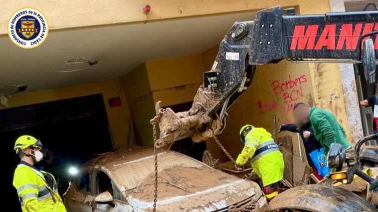 Las imágenes del infatigable trabajo de los bomberos de Cádiz en Valencia tras el paso de la DANA: «Esto supera lo que se ve en la tele»