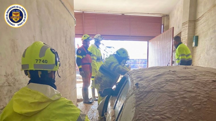 Las imágenes del infatigable trabajo de los bomberos de Cádiz en Valencia tras el paso de la DANA: «Esto supera lo que se ve en la tele»