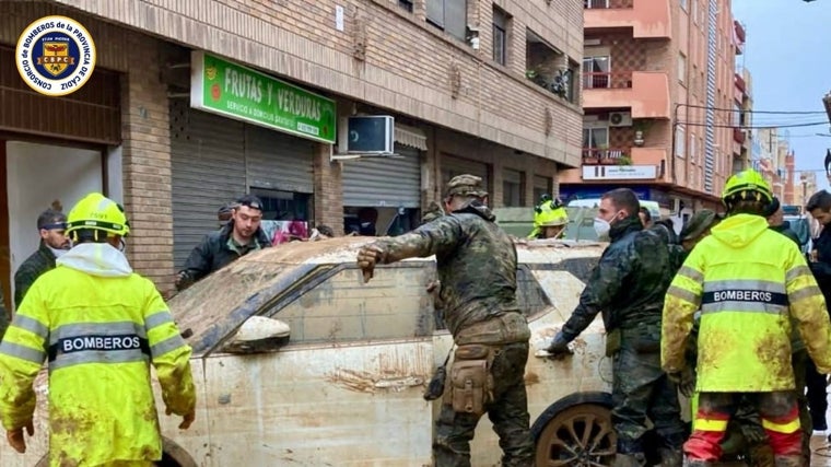 Las imágenes del infatigable trabajo de los bomberos de Cádiz en Valencia tras el paso de la DANA: «Esto supera lo que se ve en la tele»