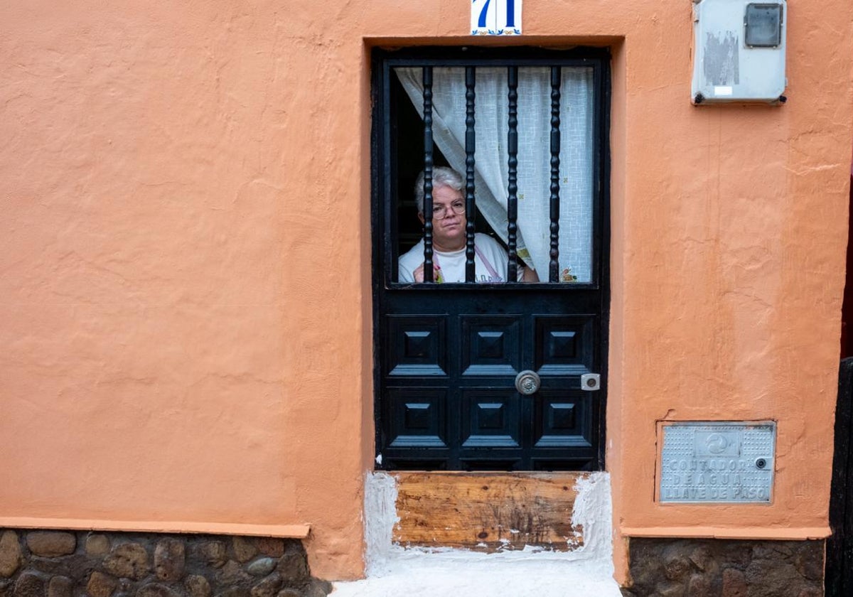 Una mujer otea el horizonte desde su casa en la Barriada del Buen Pastor San Fernando