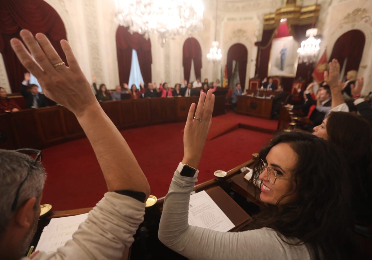 Pleno del Ayuntamiento de Cádiz para aprobar las distinciones honoríficas de este año.