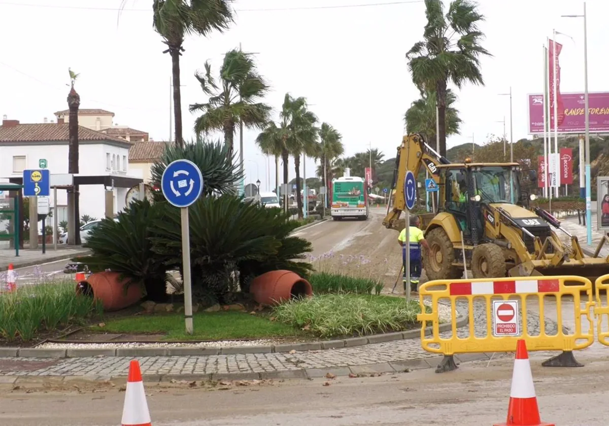 Desalojan las viviendas de los márgenes del río Guadiaro en San Roque ante el aumento del caudal.