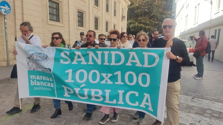 Más de mil personas marchan en Cádiz en defensa de la sanidad pública