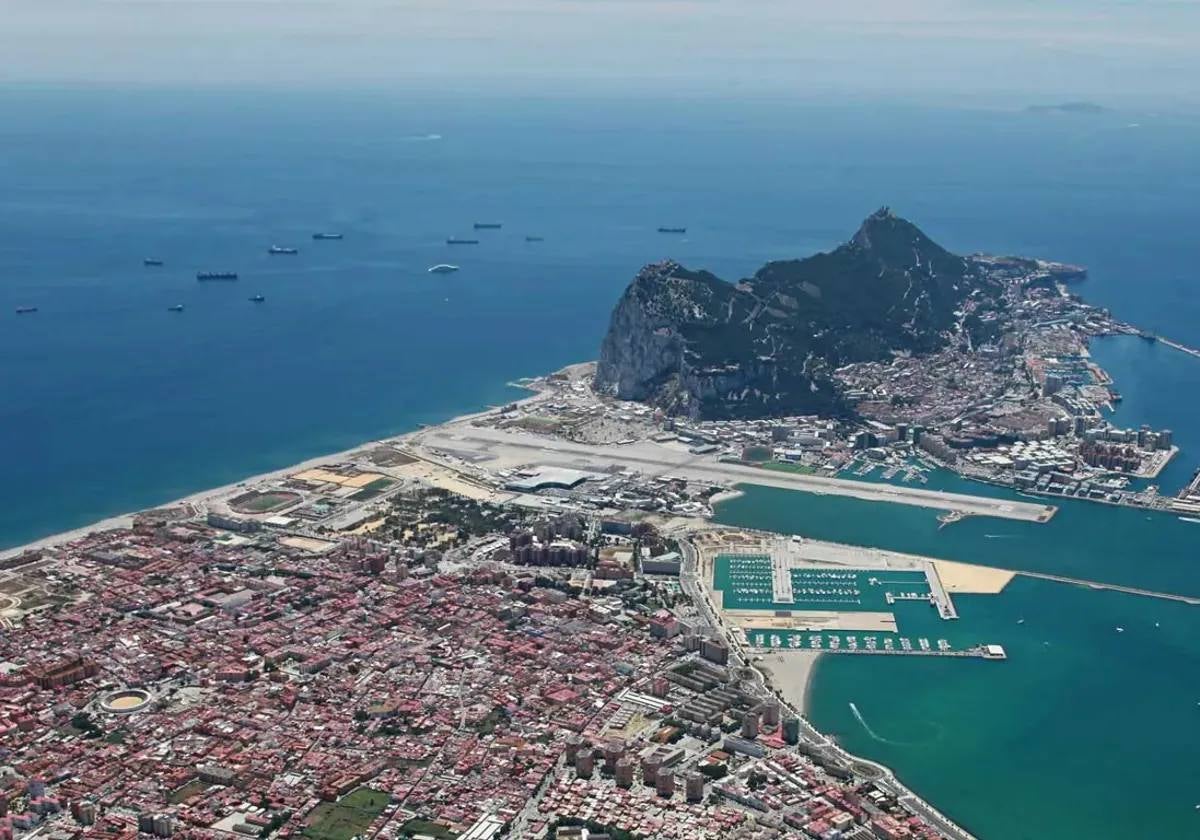 Hallan un cadáver flotando en el mar en Gibraltar