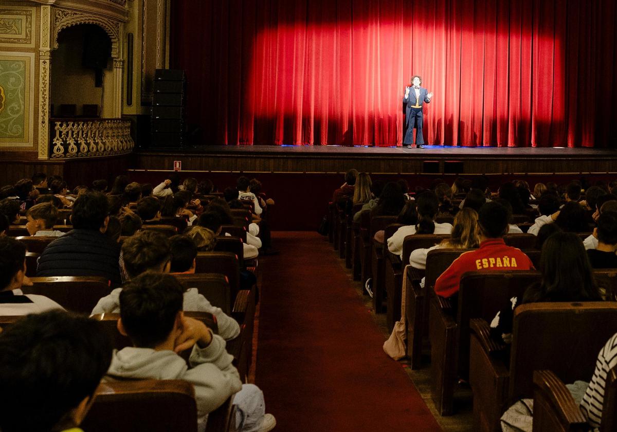 Más de 800 escolares acuden al Teatro Falla para asistir al espectáculo &#039;Ad Libitum&#039; de Lapso Producciones