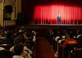 Más de 800 escolares acuden al Teatro Falla para asistir al espectáculo 'Ad Libitum' de Lapso Producciones