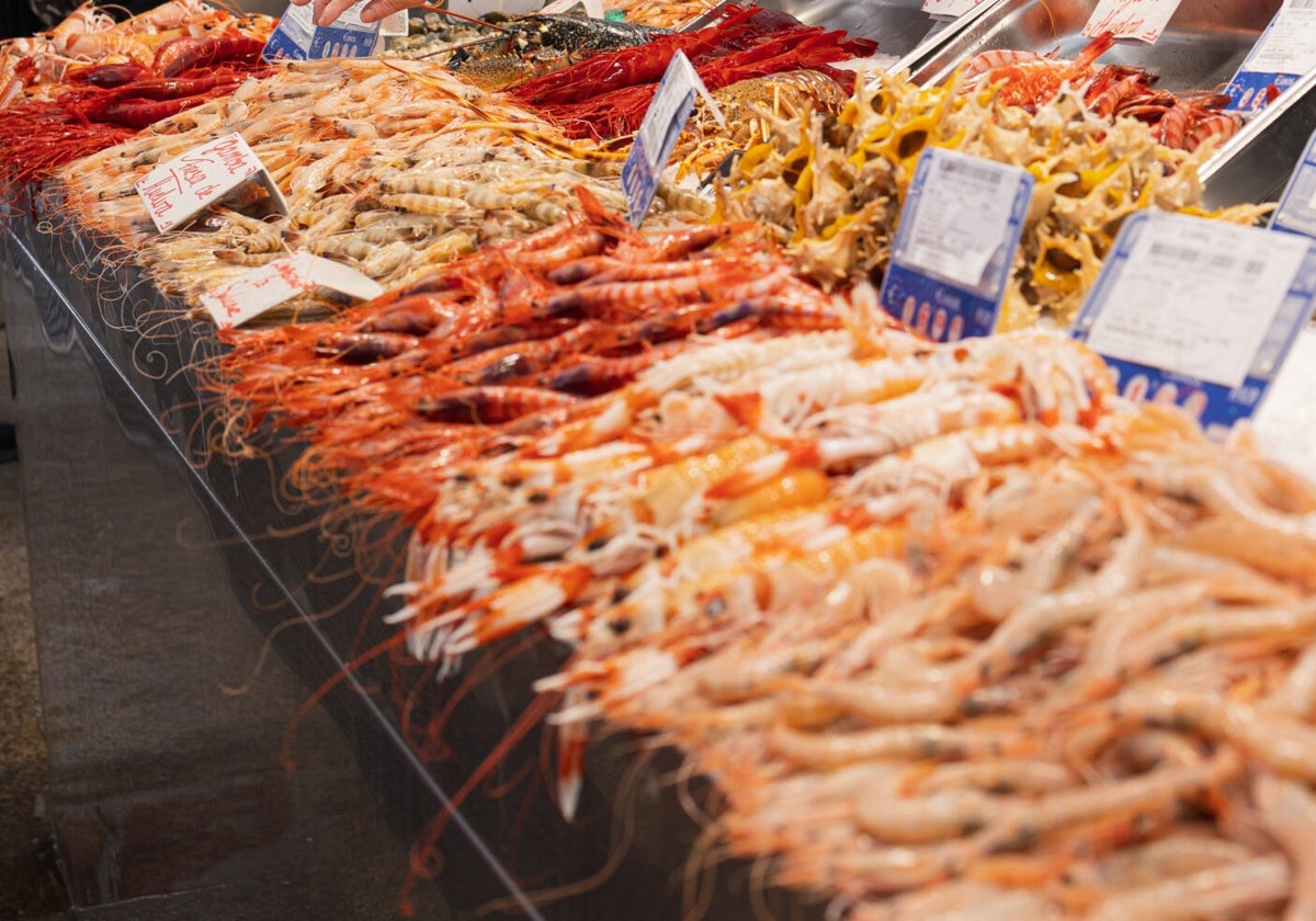 Expositor de Mariscos Camilo en la plaza de abastos en el centro de Cádiz