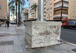 Los llamativos bloques de hormigón colocados a lo largo de la avenida principal de Cádiz