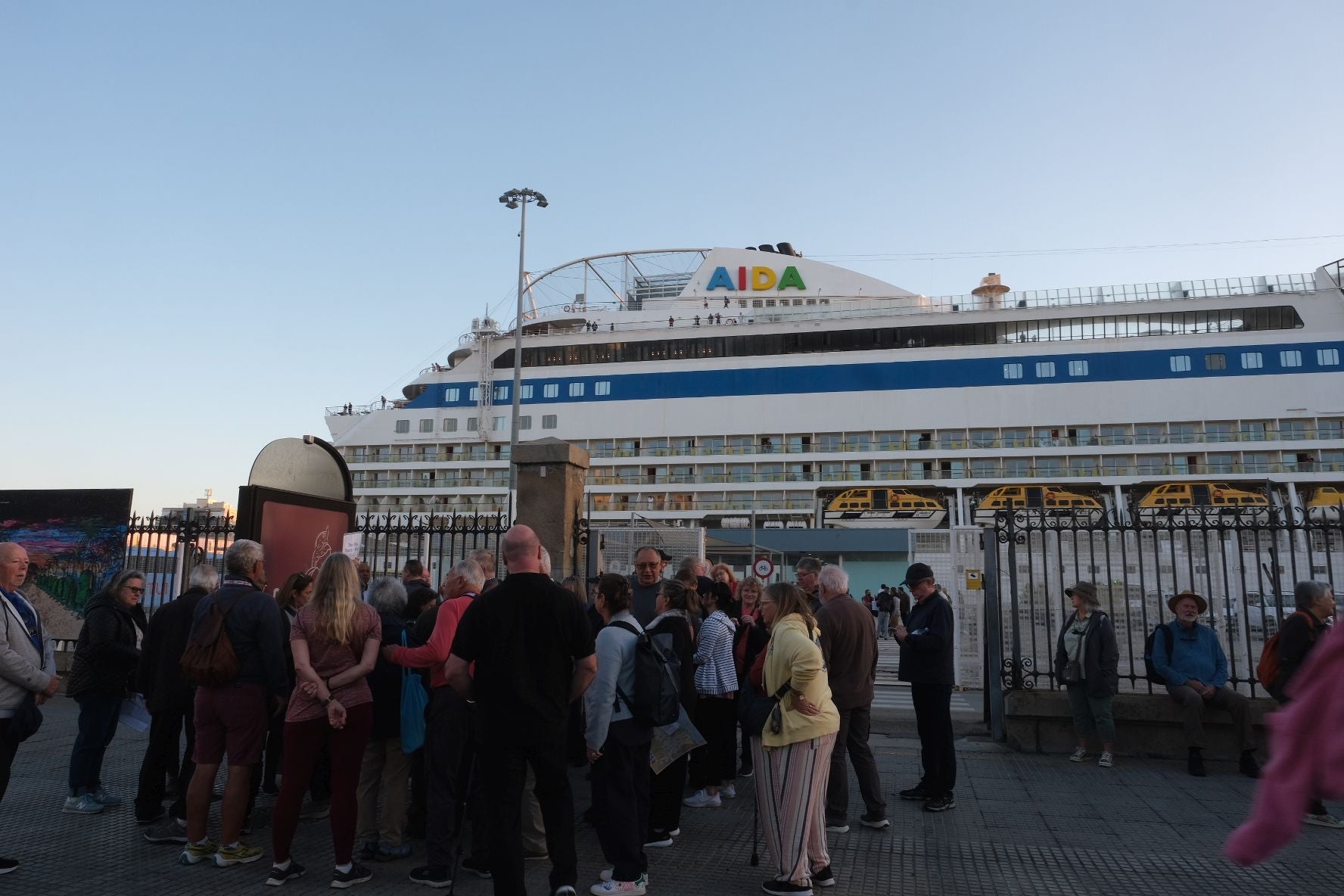 Fotos: Casi 8.000 cruceristas llegan al puerto de Cádiz