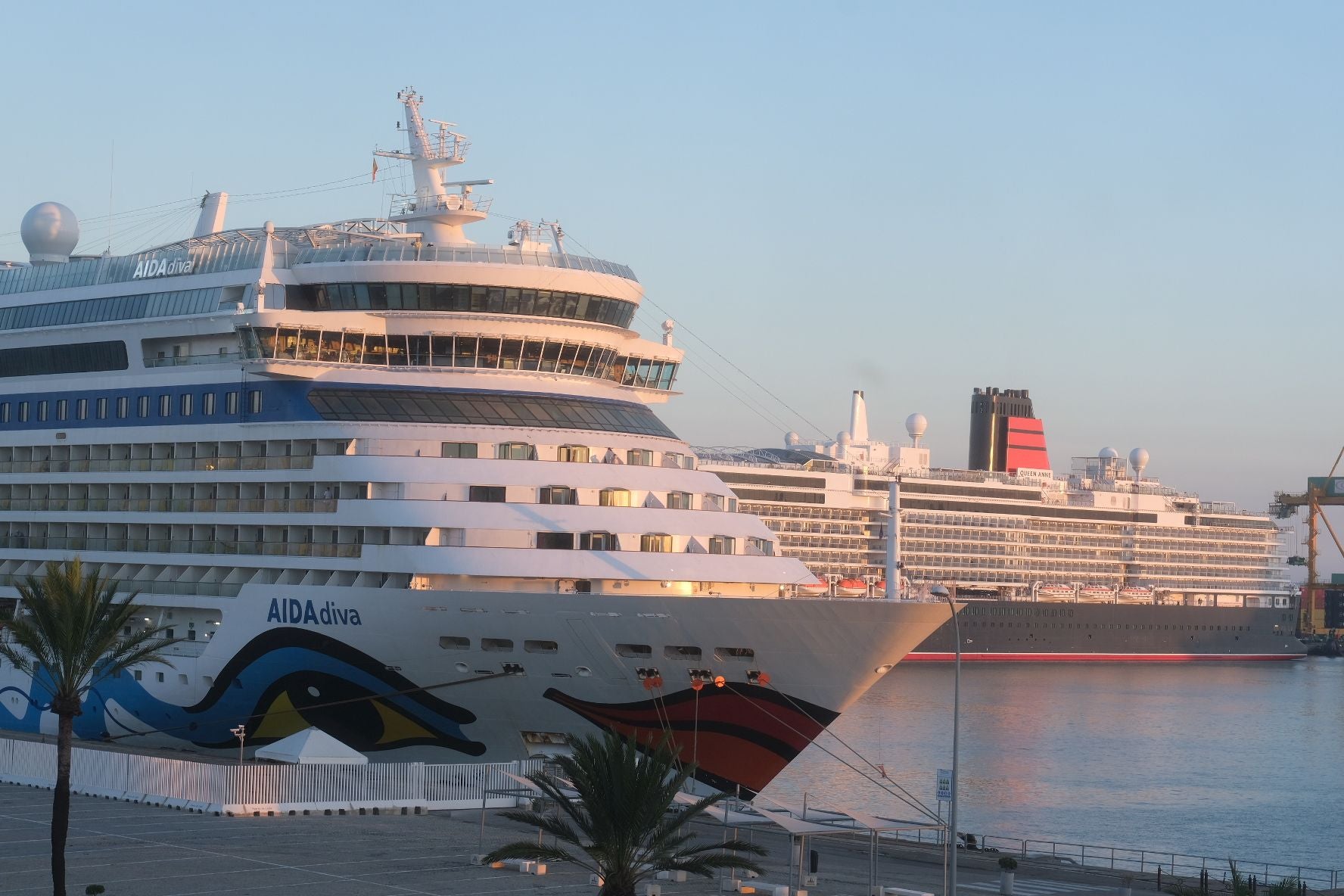 Fotos: Casi 8.000 cruceristas llegan al puerto de Cádiz