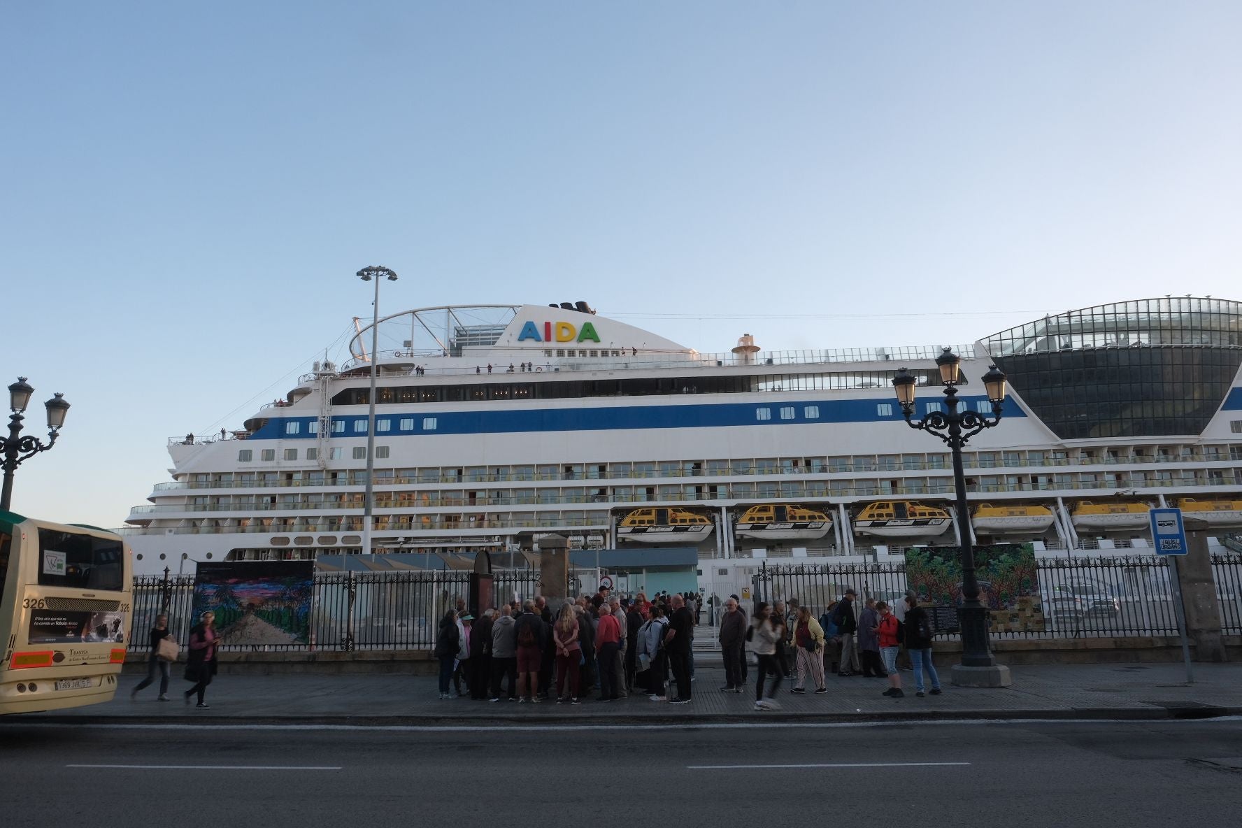 Fotos: Casi 8.000 cruceristas llegan al puerto de Cádiz