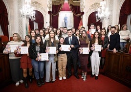 El Ayuntamiento de Cádiz premia a alumnos por su trayectoria educativa en  Secundaria, Bachiller, FP y Educación de Adultos