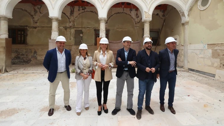 Juancho Ortiz, Isabel Paredes, Almudena Martínez, Bruno García, Germán Beardo y José Manuel Cossi, en el patio del antiguo IES Rosario el pasado junio.