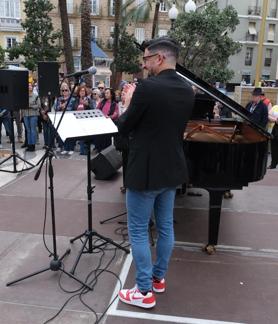 Imagen secundaria 2 - Un millar de niños interpretan al unísono &#039;Canción del fuego fatuo&#039; como homenaje al compositor Manuel de Falla en Cádiz