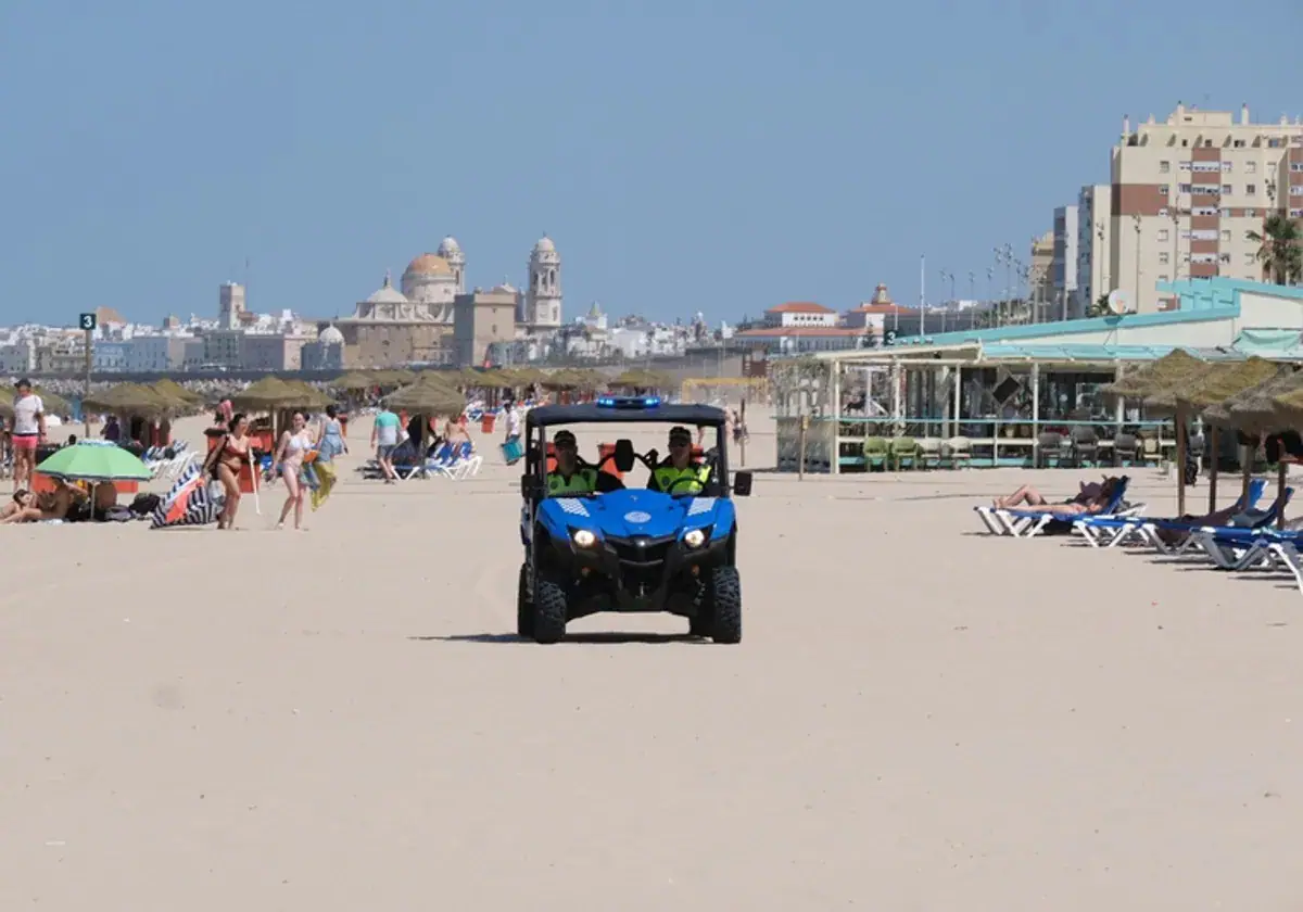 Dos policías locales patrullando la playa Santa María del Mar, en una imagen de archivo.