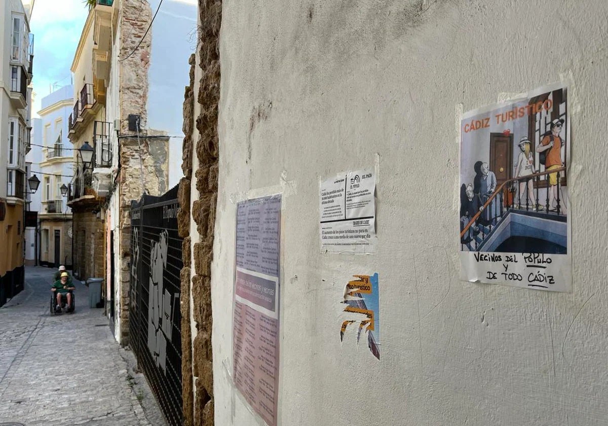 En el barrio del Pópulo se han fijado varios carteles protestando contra la proliferación de viviendas turísticas