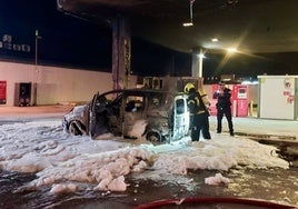 Arde un coche en una gasolinera en Chiclana que tenía ocho petacas de combustible en su interior