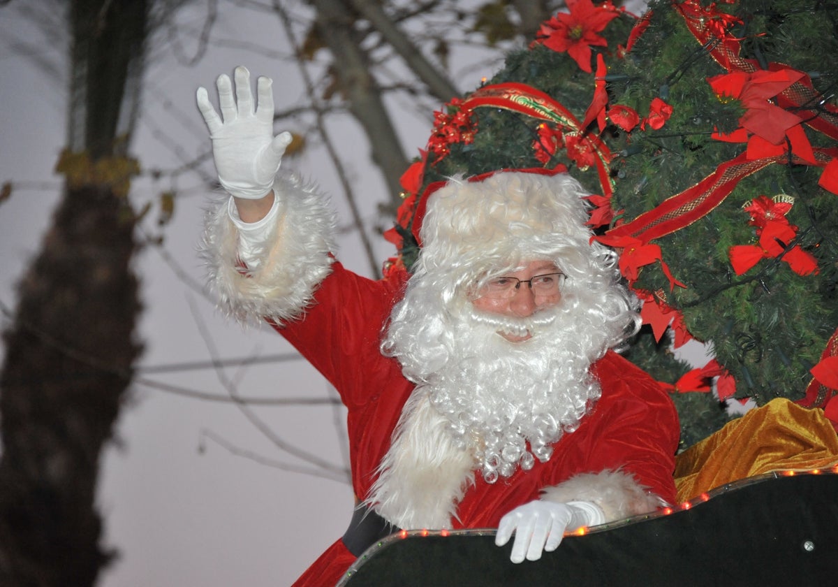 Papá Noel durante un cortejo navideño.