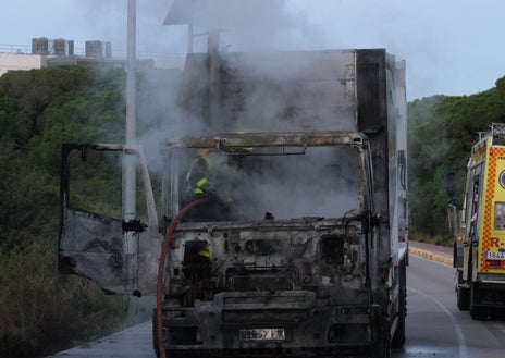 Imagen secundaria 1 - Momento de la intervención de bomberos