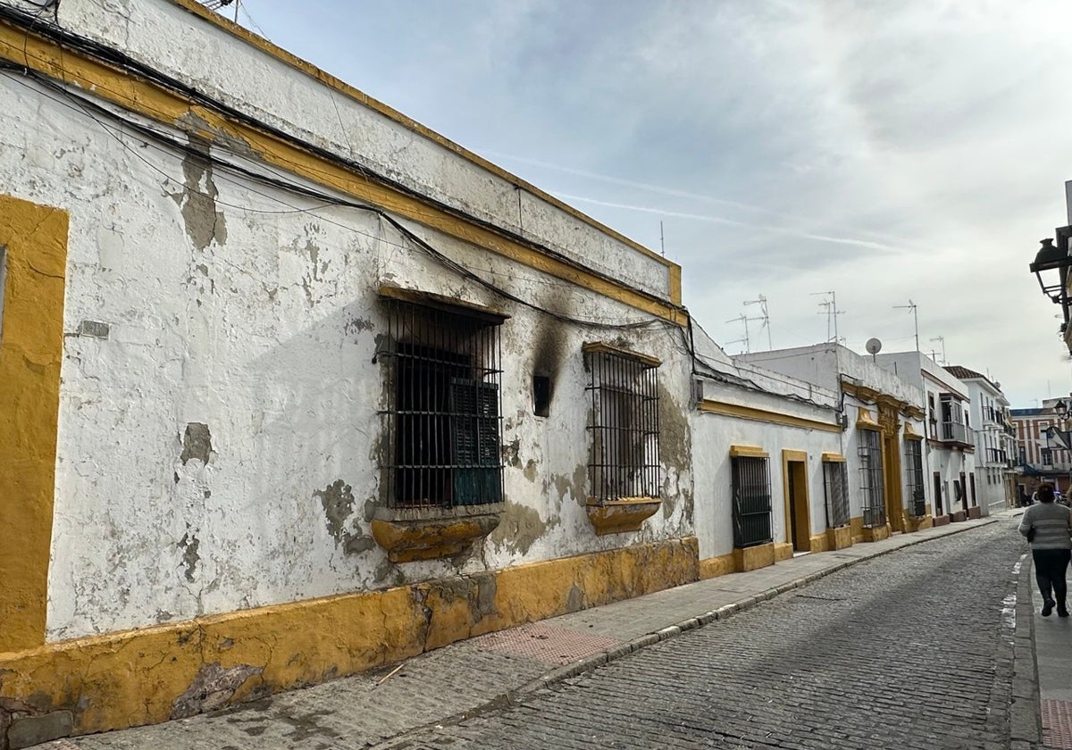 Alarma en el Barrio Alto de El Puerto tras el incendio de una casa en la calle Carmen Pérez