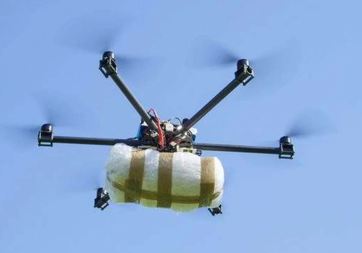 Un dron con carga en una foto de archivo.