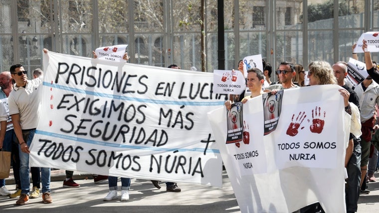 Concentración tras el asesinato de la cocinera en el centro de Tarragona.