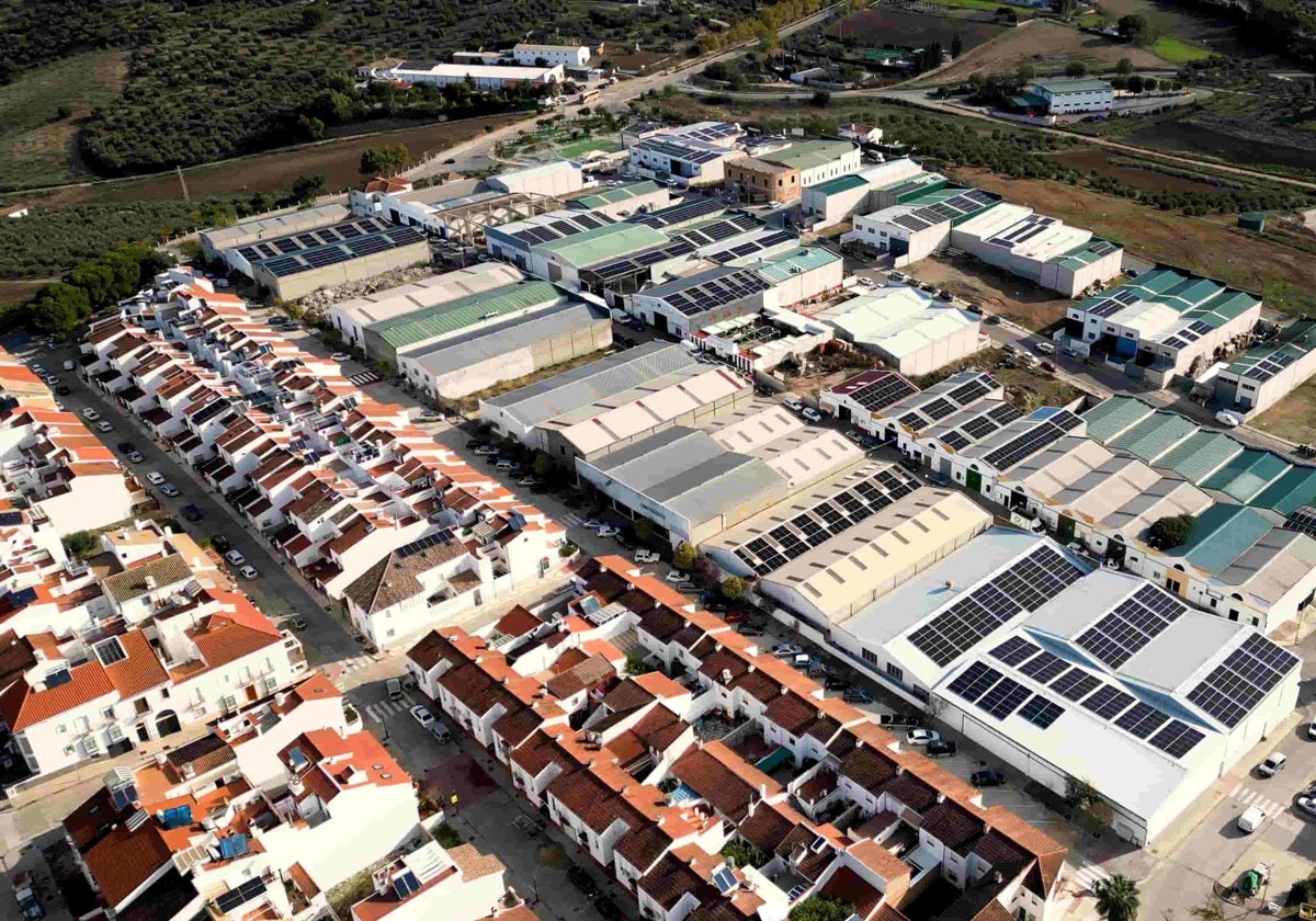 Vista parcial de las placas solares en el polígono industrial