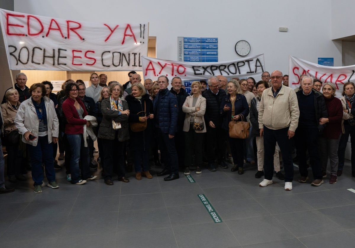 Concentración de los vecinos de Roche en el Pleno