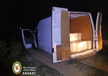 Huyen a pie de un control policial y abandonan una furgoneta con 150 garrafas de gasolina destinadas al 'petaqueo' en Puerto Real