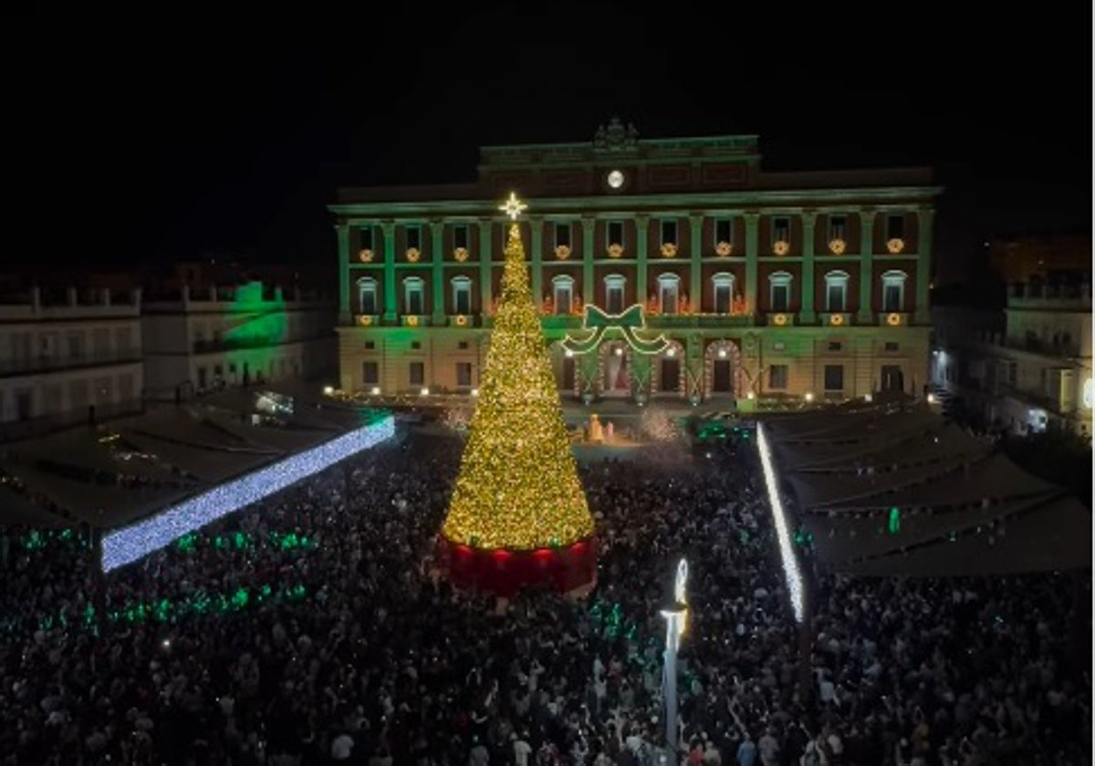 Apasionada y multitudinaria bienvenida a la Navidad en San Fernando