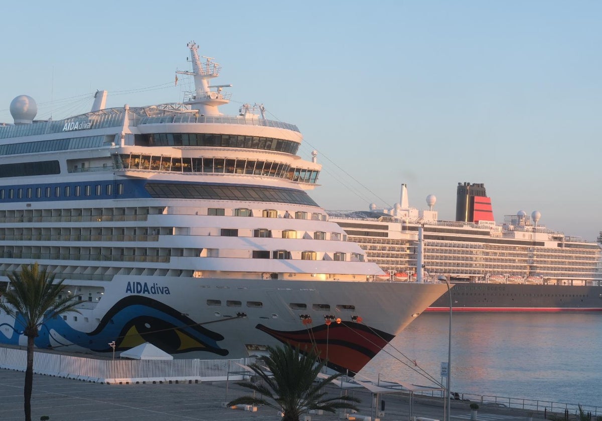 Dos cruceros haciendo escala en el puerto de Cádiz días atrás.