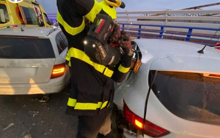 Imagen principal - Los Bomberos han tenido que excarcelar a una mujer atrapada en el vehículo