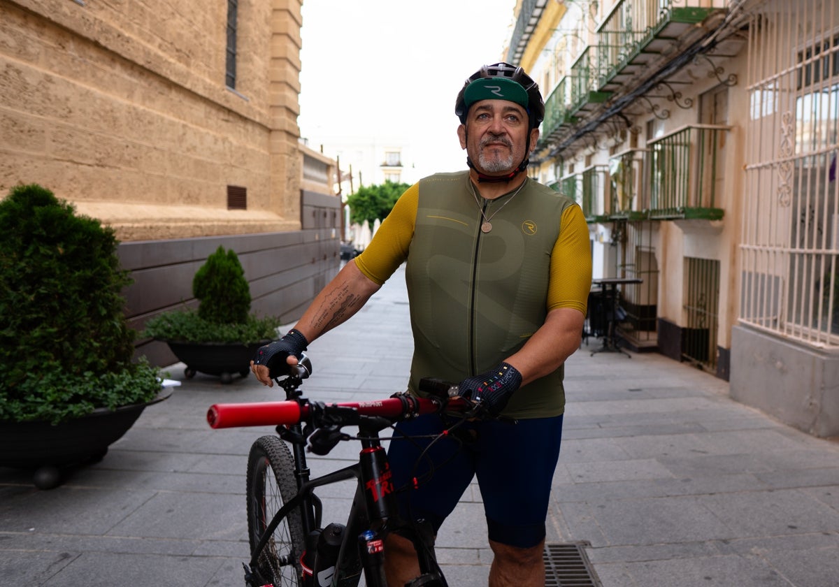 Sergio Cámara, aficionado ciclista y vendedor de la ONCE