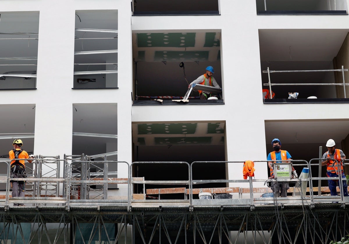 Trabajadores en la construcción de un bloque de vivienda.