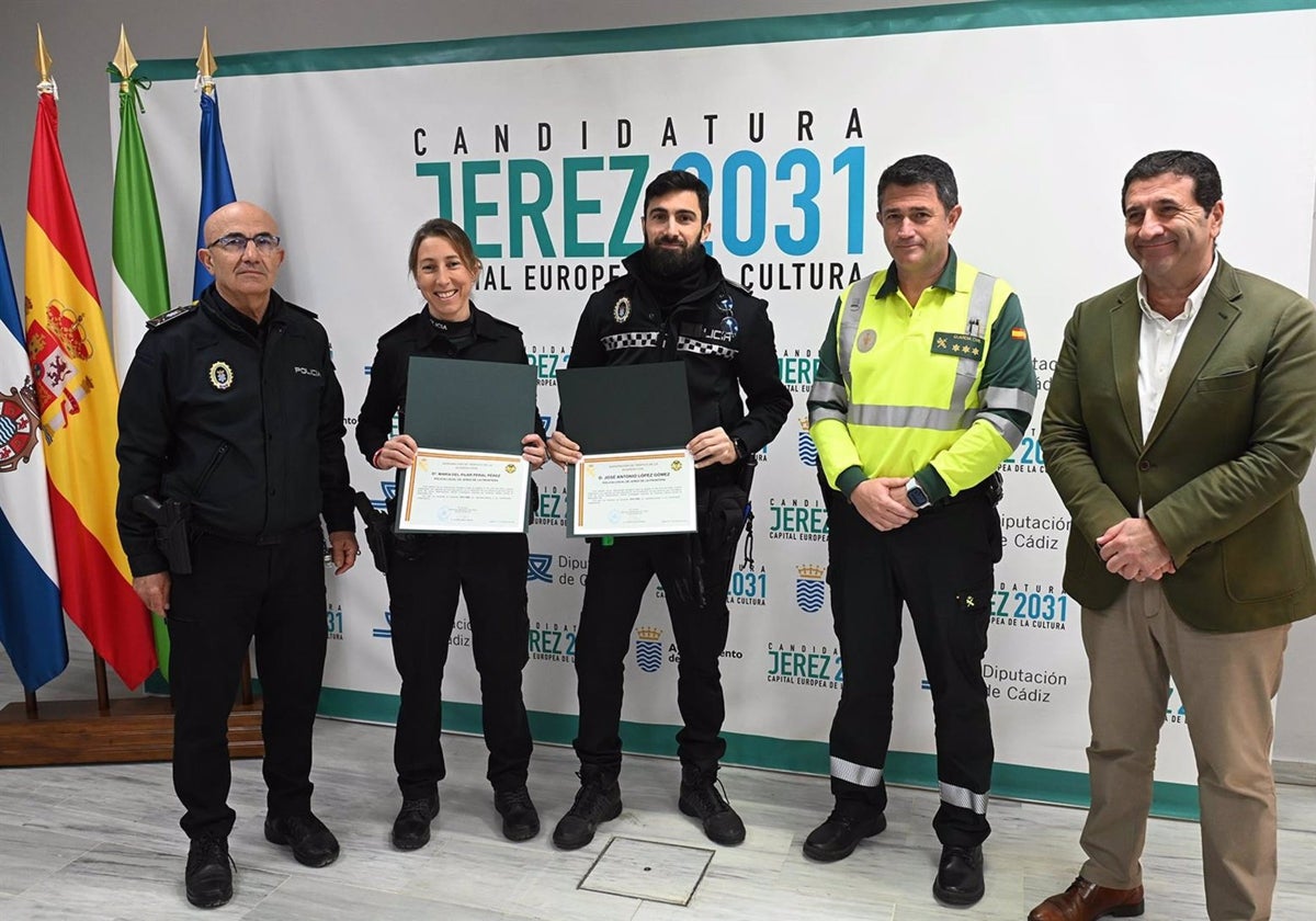 Reconocimiento a dos agentes de la Policía Local de Jerez.