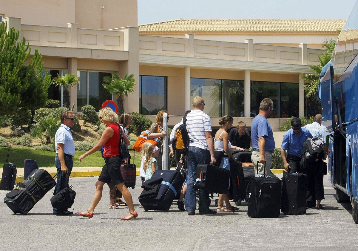 Turistas accediendo a un autobús en un hotel del Novo Sancti Petri.