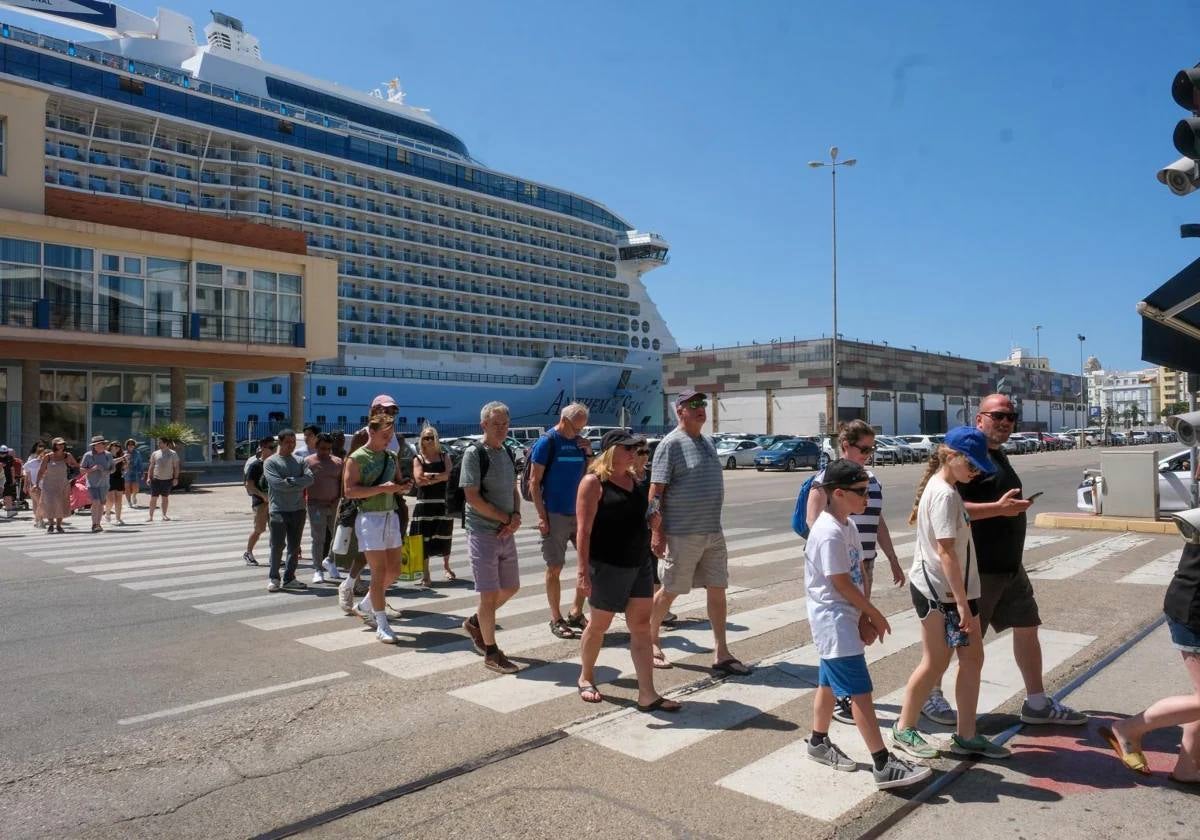 Cruceristas desembarcan en la ciudad de Cádiz