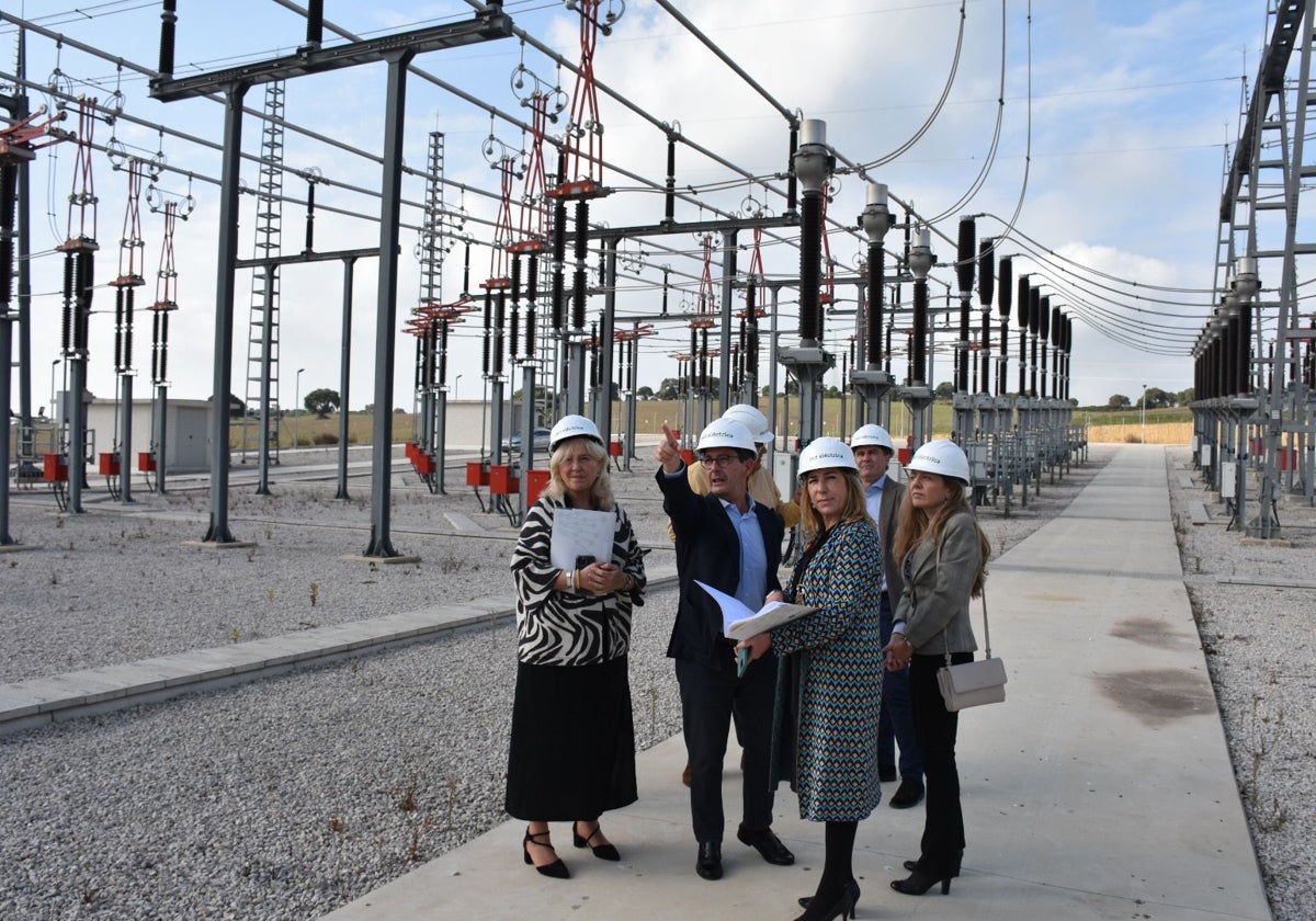 Mercedes Colombo visita la línea eléctrica El Zumajo-Puerto Real que entrará en servicio de forma inminente