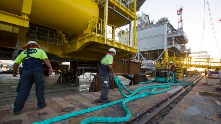 Preparativos para el embarque de la plataforma en Puerto Real