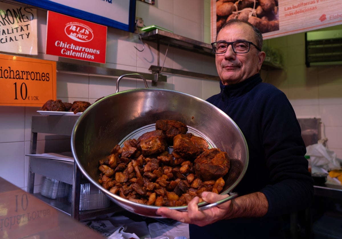 Manuel Muñoz, con una olla de chicharrones