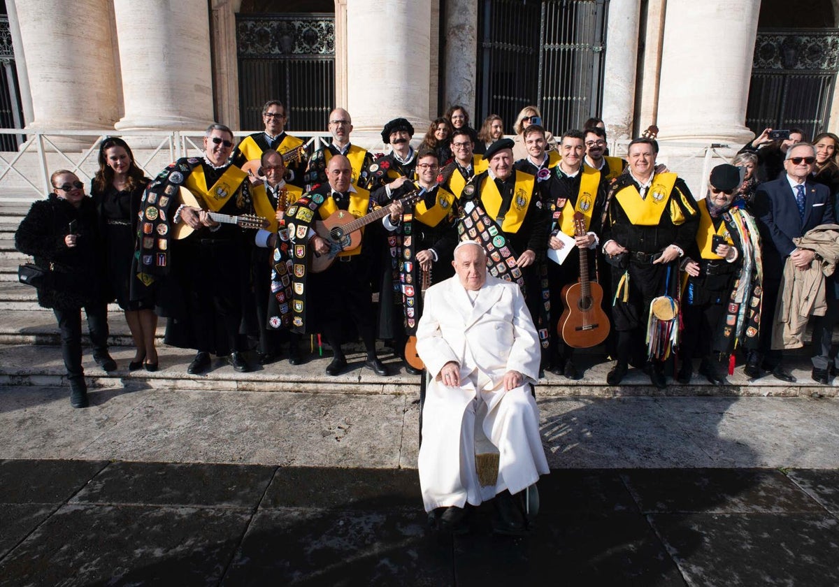 La Tuna de Medicina de Sevilla le canta al Papa Francisco