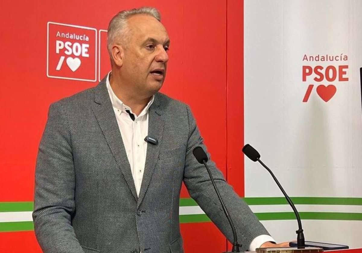 Juan Carlos Ruiz Boix, en una rueda de prensa en la sede provincial del PSOE.