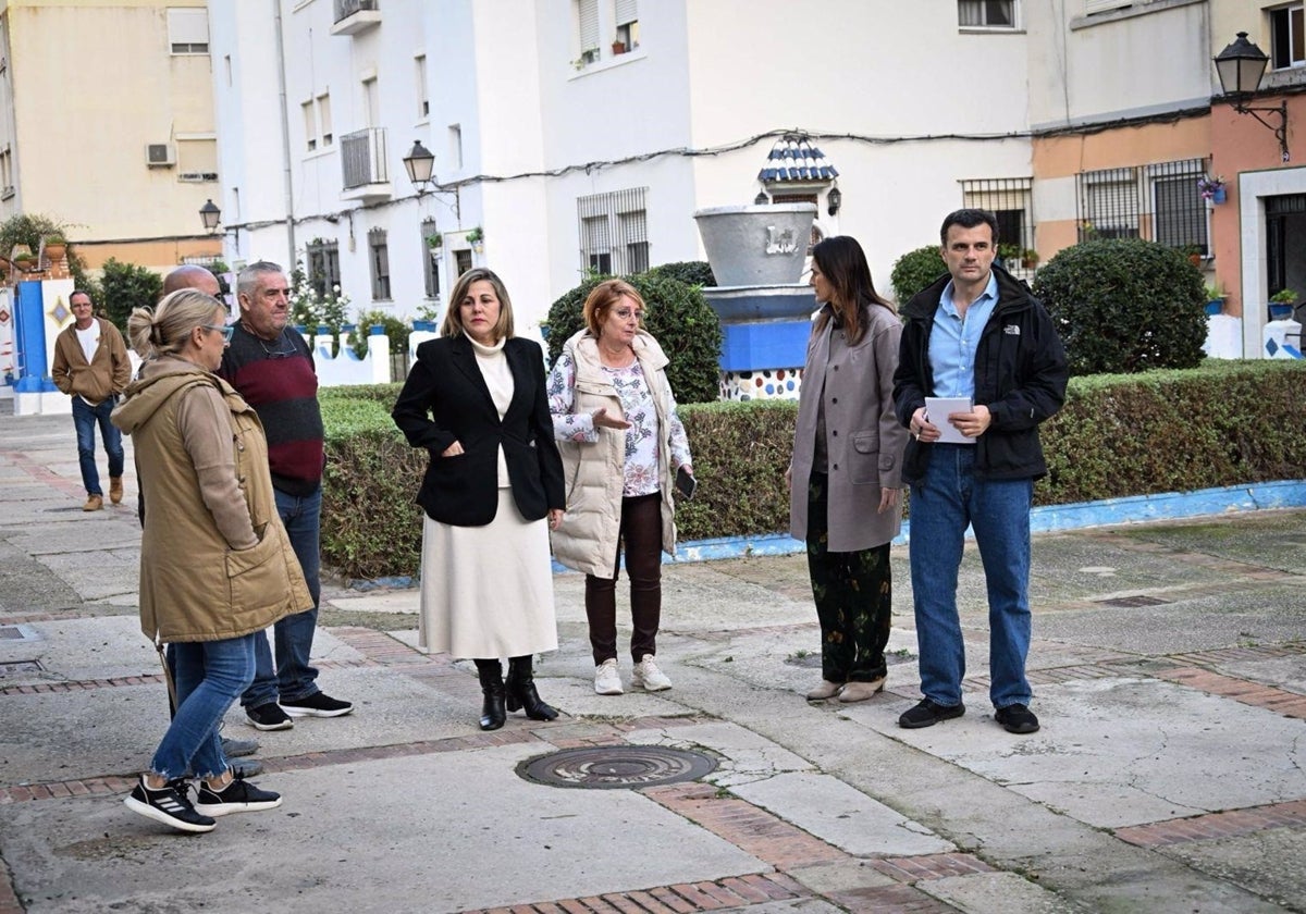 Bruno García y varios concejalas hacen una visita a la asociación de vecinos Tacita de Plata.