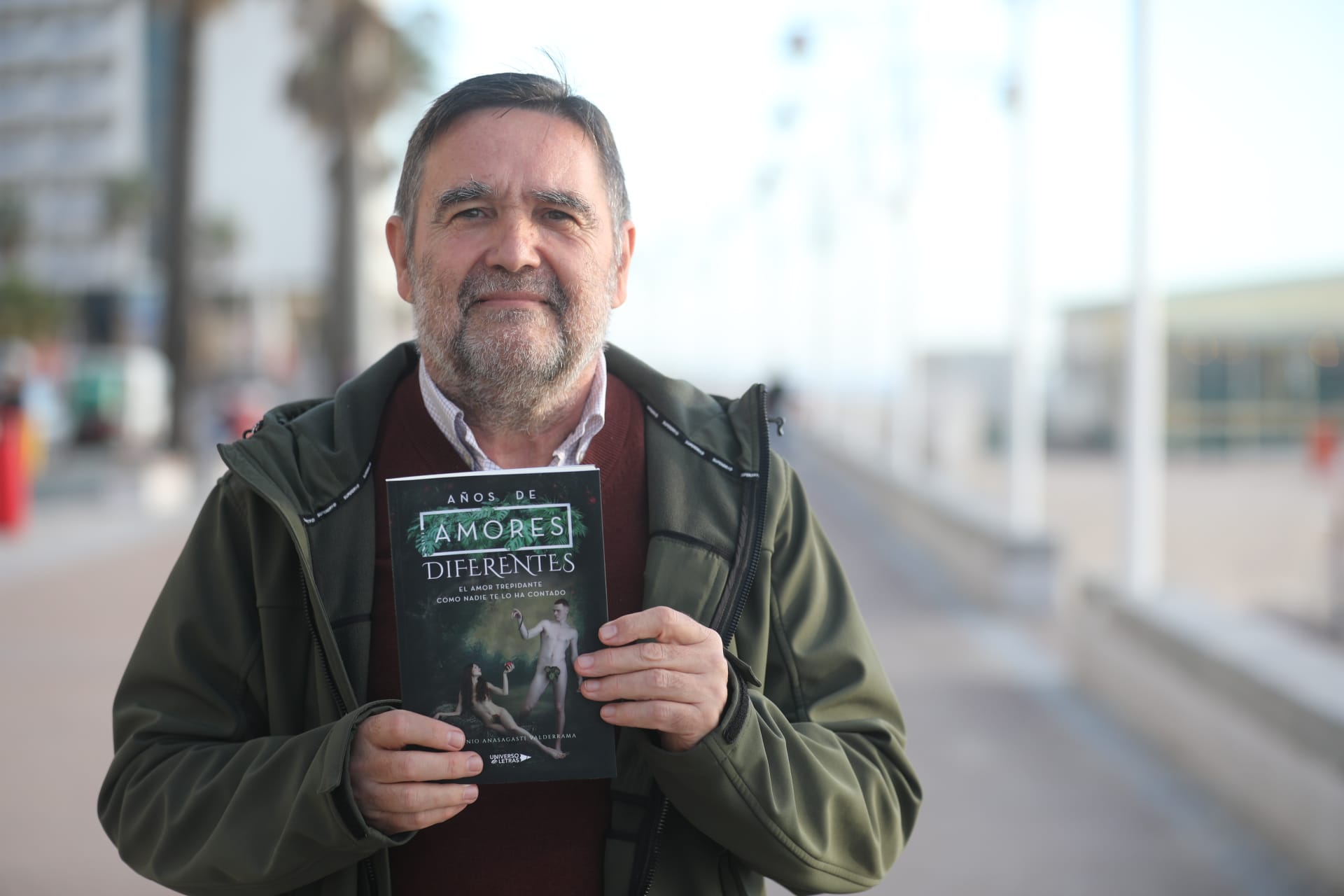 El escritor Antonio Anasagasti con su último libro 'Años de Amores Diferentes'