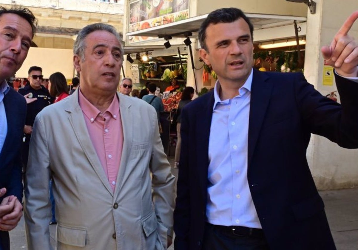 Imagen de archivo del alcalde de Cádiz, Bruno García, en el Mercado Central de Abastos