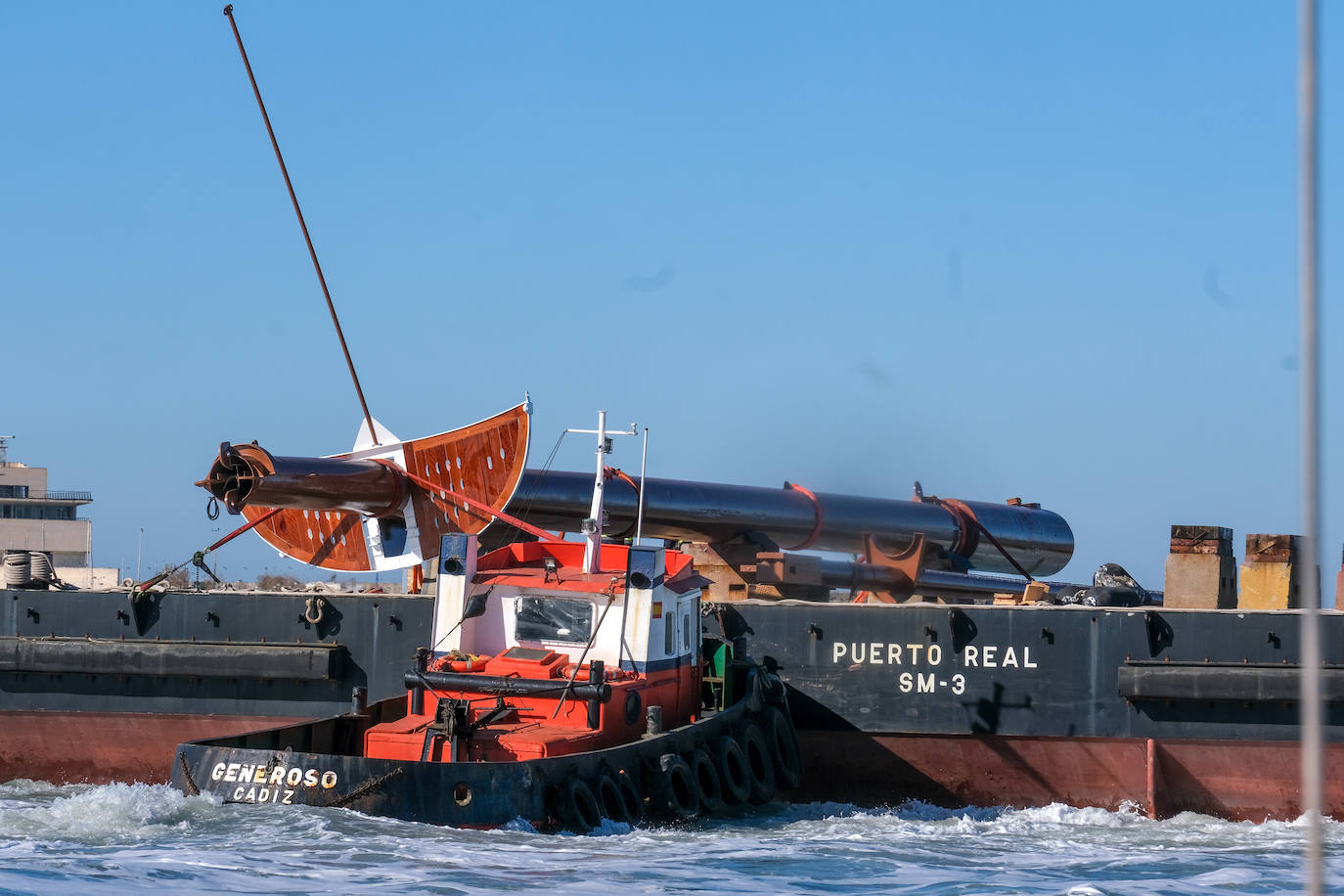 Así ha sido la llegada del mástil del &#039;Elcano&#039; a Cádiz